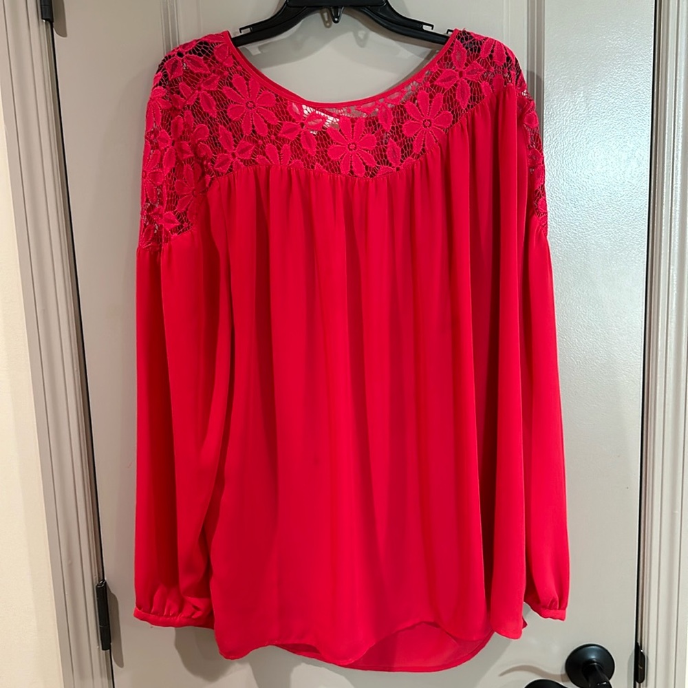 Sejour blouse with lace detailing in size 2X